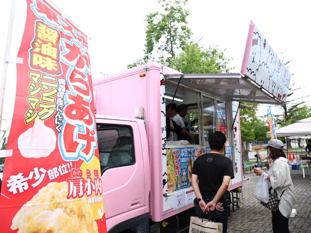 競馬場にはキッチンカーも出店している